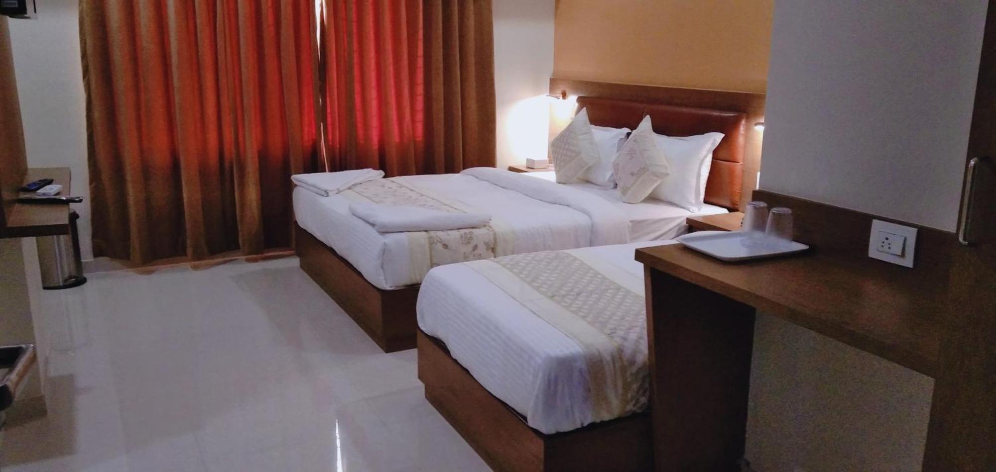 Hotel Crystal Luxury Inn- Bandra — Photos 1